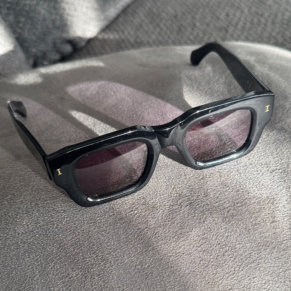 Illesteva Lewis Sunglasses in Black/Grey Flat.